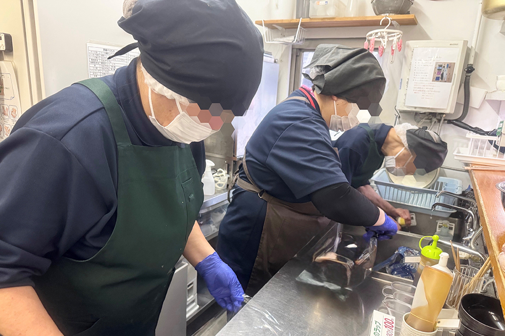 厨房作業の様子