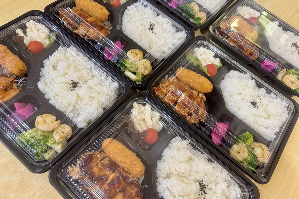 厨房作業の様子