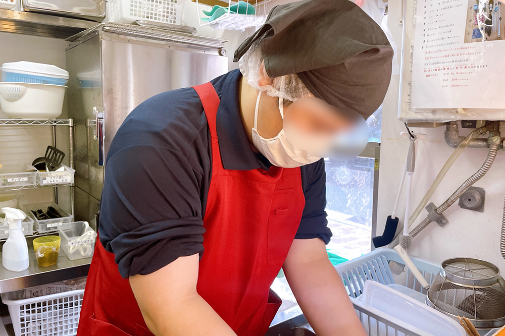 厨房作業の様子