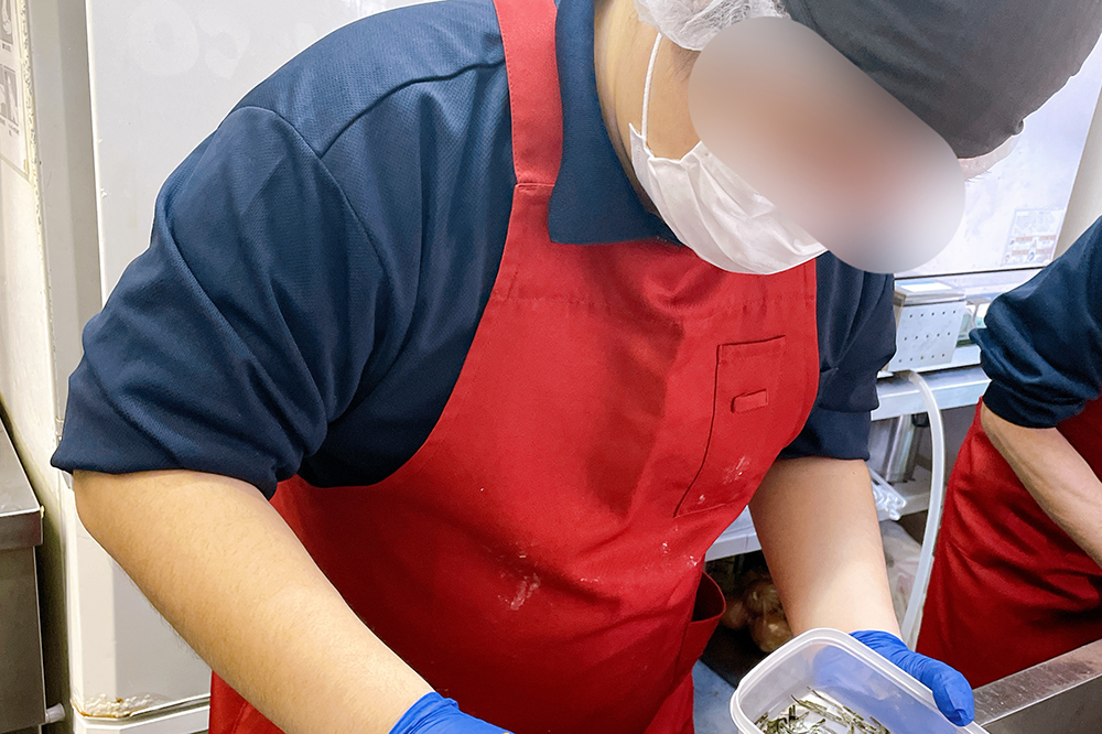 厨房作業の様子